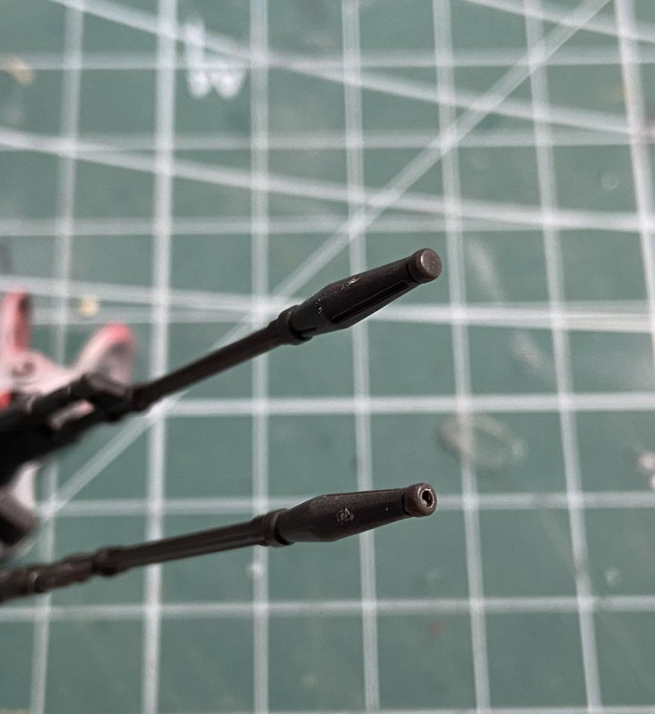 左右機銃の先はピンパイスで穴開け。