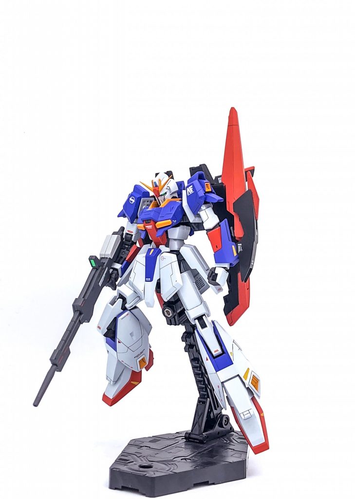 塗装前はいろんなポージング出来たんですが、完成後は首のスペースが余裕ないため回らず…結局これくらいしかポージング出来ませんでした。つらい