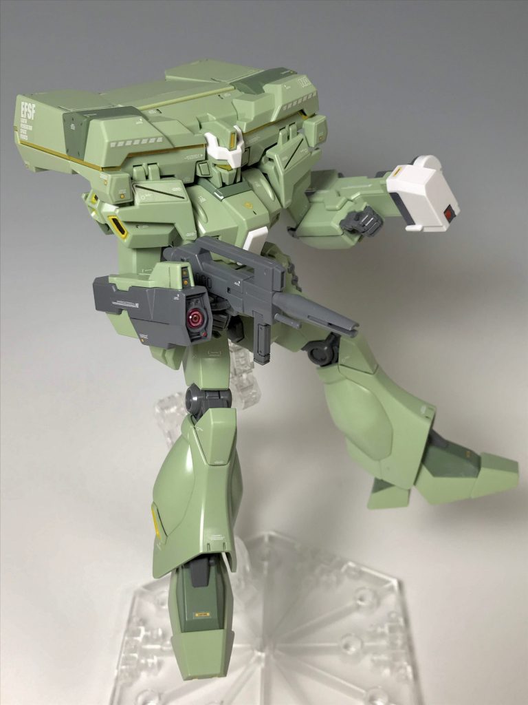 ライフルで。最低限の武装ということで、ジムIIのライフルを装備しています。