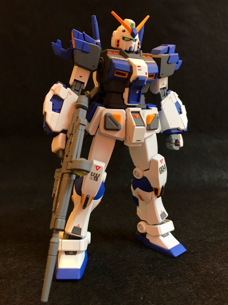 フロントビューまずはノーマルモードです。膝のロゴがダサかっこいい(笑)