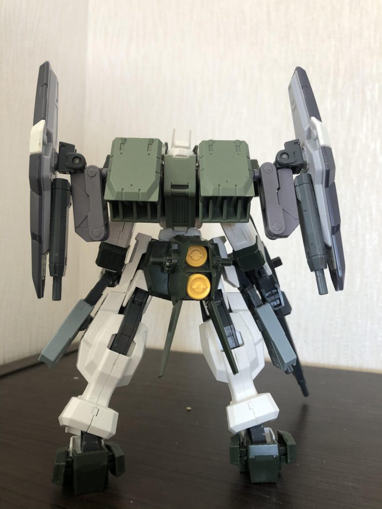 後ろ
主武装が大型化しているのでスラスター等を増設しているのでサバーニャより移動速度、最大速度とが増加しているので本体とバックパックにGNドライヴを内蔵しているツインドライヴ機。