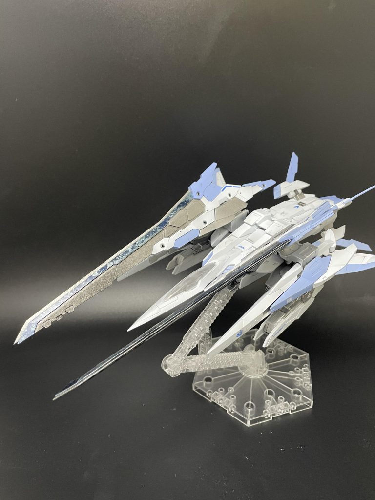 ザンライザー武装にラップ塗装を施して、氷結魔法を発動しているような表現にしてみました。ザンライザーだとバスターソードⅢが前面に来るのでわかりやすいですね