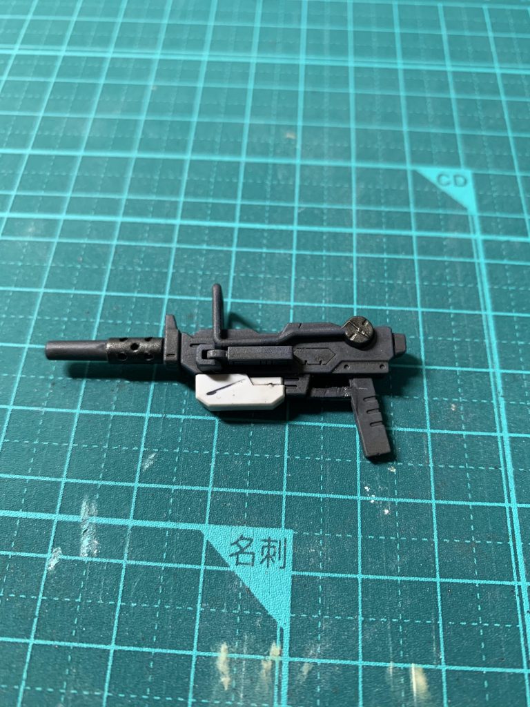 地上戦仕様にしたかったので100mmマシンガンを持たせたかったのですが、手元にあるものはトリガーガードがなかったので、プラ板で自作しました。寸法合わせたプラ板を接着しただけですが、保持力も上がってよかったです。