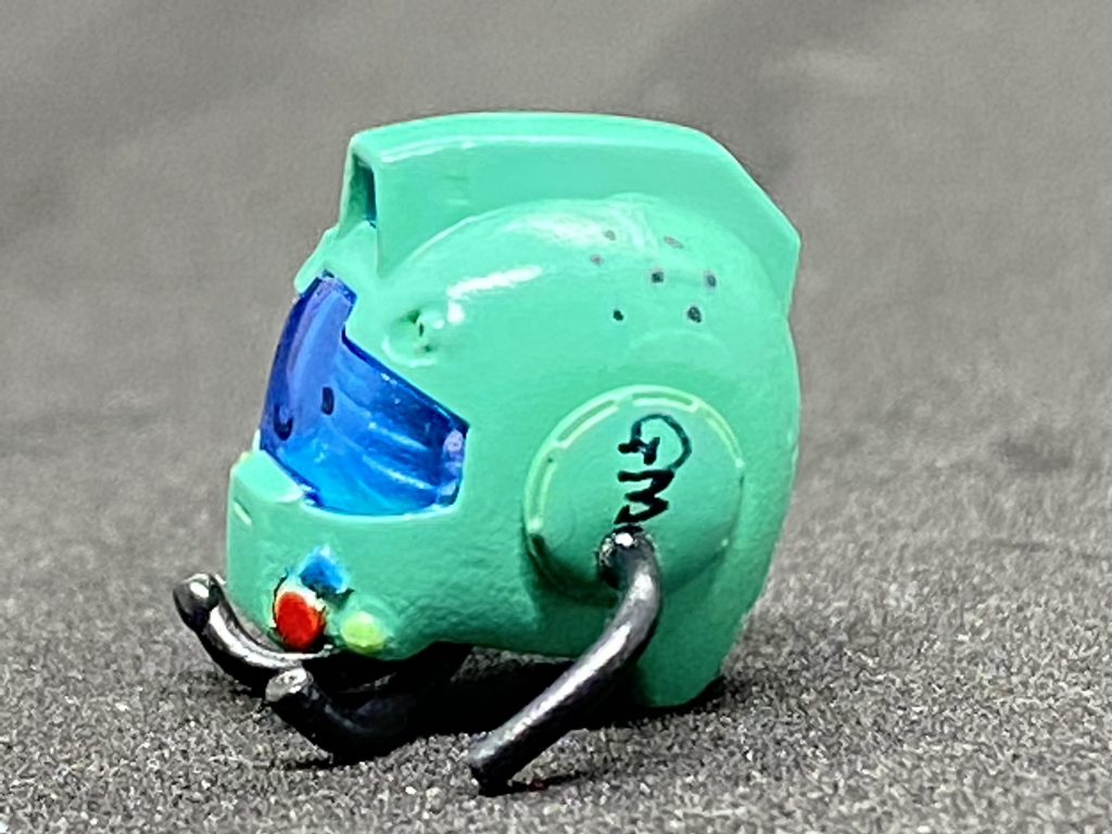 右側面。ボタンとマーキングがある。