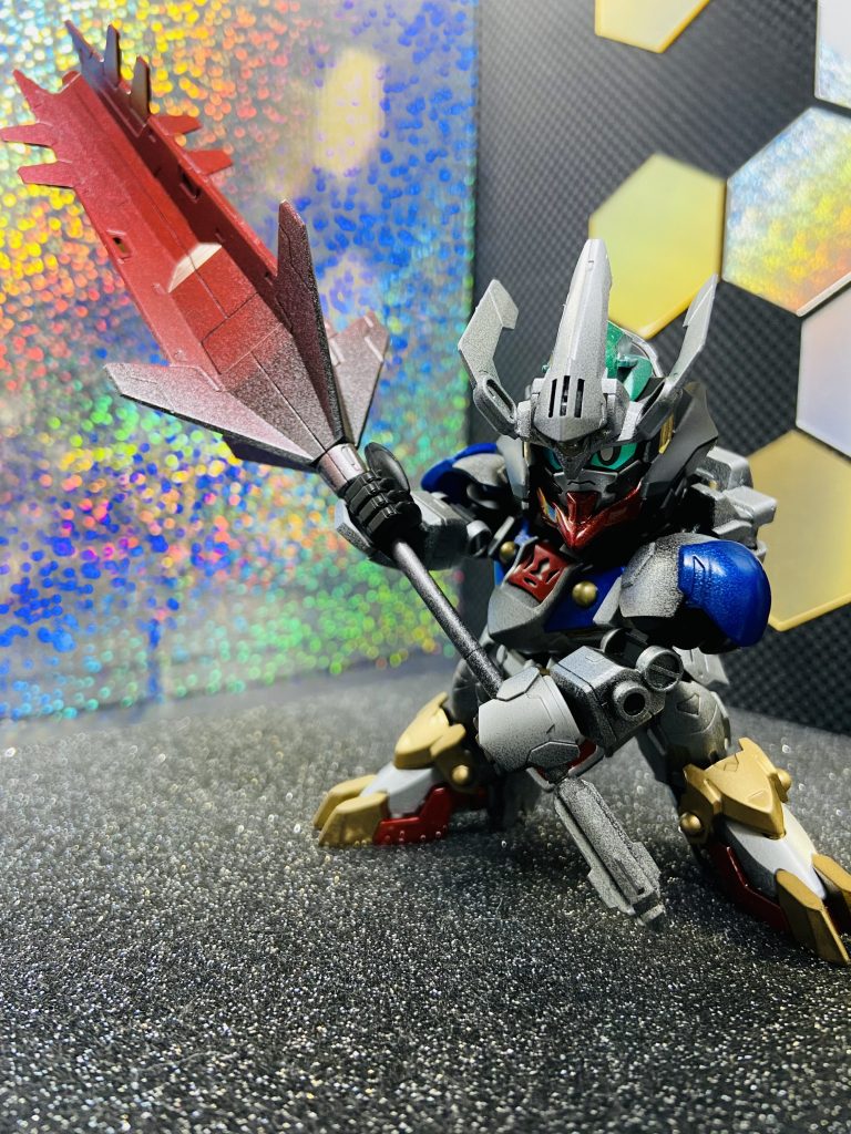 重装騎士・バルバトス数百年の昔、厄災戦と呼ばれる対戦時に名を馳せた傭兵ギルド・鉄華団の一番槍。ギルドリーダーの指示が至上命題であり、一切の躊躇いを持たない危うさを持つ。主な武装は大型槍・鉄華。ここのところ戦闘の度に、敵の命を奪う度に、頭の中に声が響くようになってきている‥‥モットダ・‥モットヨコセ‥‥うるさいんだよ‥お前!頭の中の声を打ち消すかのようにバルバトスは鉄華を振るう。声の願いのままに‥