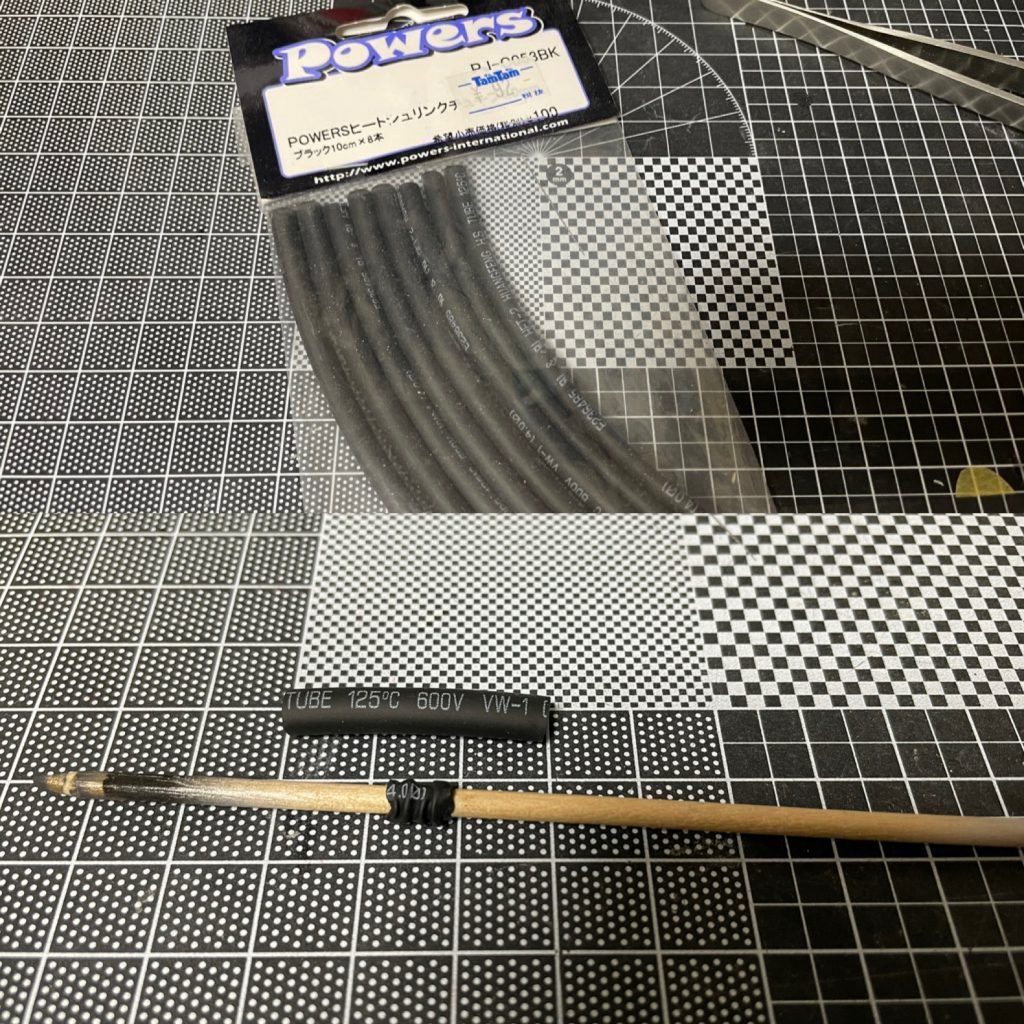 照れてるやつの腕の隙間にラジコン用のヒートシュリンク詰めました。腕のデザインワイヤーが思ったより自由に曲がらないし隙間ができるわで詰めときました。安いし簡単なのでオヌヌメ。