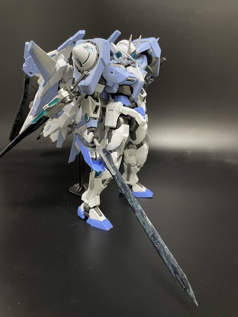 GNパラディンソードGNソードⅤのプロトタイプをイメージして作成。1/100バエルのソードを繋げた刀身にアームガードを加えています。パラディンは中世ローマの高位騎士の総称で、パラディンソードというネーミングはロックマンエグゼのバトルチップから頂いています。ダブルオーは手首が曲がるので長剣を構えても様になりますね。