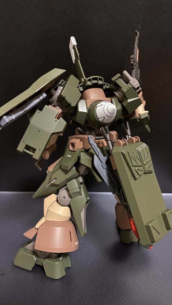 重装甲、高機動、高火力そしてグリモアアドバンスの隣に立つ為に、ミリタリー風にと言う無茶振りに対し、弟君が出した結果がこの機体である。しかし、バトルの才能があったのだろうか、弟君の心配をよそに、敵陣深くでその名の通り暴風のように暴れ回る様から、風神-X(フウジンクス)と呼ばれ、恐れられることとなる、いろんな意味で。