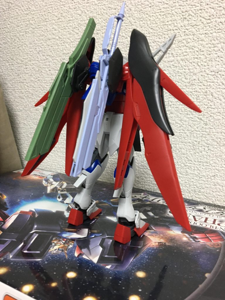 リバイブ版ということで色分けもプロポーションも整えられて、すごくスタイリッシュな見た目に変わっていいですね。個人的にすごいと思ったのが、色分けですね。足の黒いダクトやメインカメラ、あとデスティニーの特徴的な涙のような赤いラインまで色分けされています。旧版もそこそこ色分けは優秀だった記憶がありますが、まさかここまで細かく再現されるとは思いもしませんでしたね。