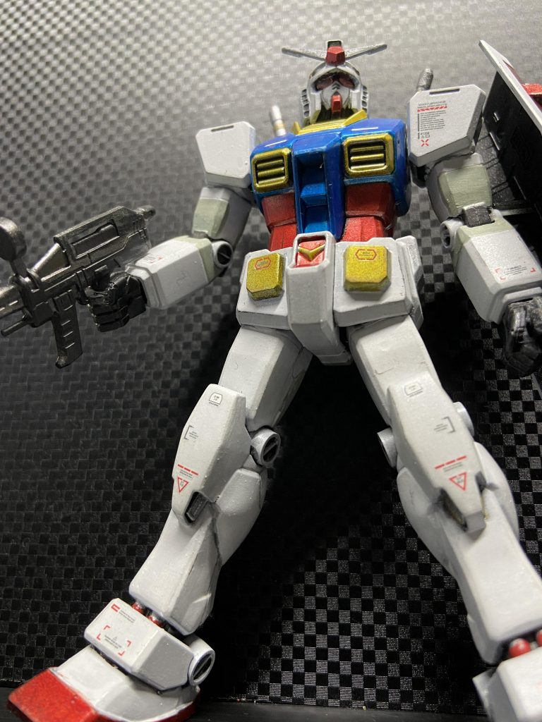 イメージしたのはスケール感と材質です。PGはお財布事情と根気のなさで買えませんでしたが、手元にリアルで大きなRX78があったらテンション上がるだろうなぁ。実物より大きく見せるため、目指せ初代お台場ガンダム！