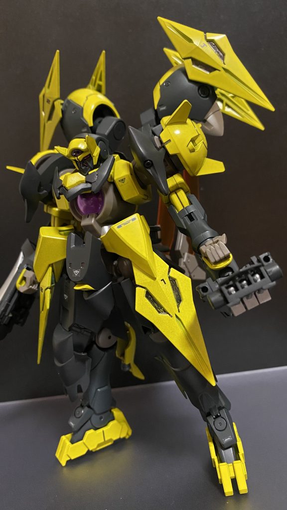 追加武装その2機体各部にファングを搭載。両肩上部にGNドライブを、トリプルドライブとなっている。ストームジンクスもだが、これらの太陽炉はリンクされておらず、それぞれが火力に一基、機動力に一基という形で運用されている。(つたわるか？)