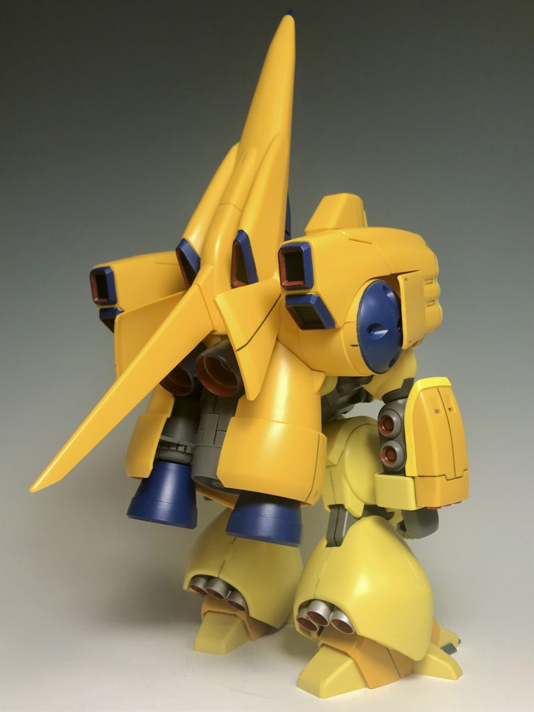 リアビューです。背負い物がデカイ！全体的にダークブルーが足りないので、ガンマカエアブラシでティターンズブルーを吹いています。