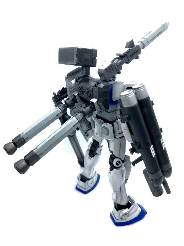 プロペラントタンクはビルダーズパーツや他キットから気に入った物を見つけられなかったので、妥協して某量産機プラモデルのパーツを流用。下部にジャンクのバーニアを取り付け。