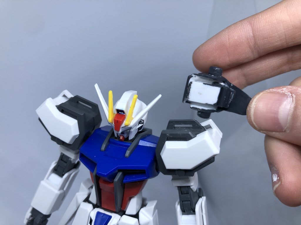 肩のパーツにはマグネットを埋め込んで取り外しが容易になる様改造しました。後々パーフェクトストライクの制作にも役立つかもしれへんです  