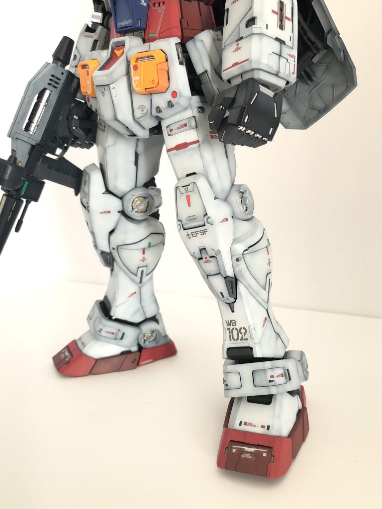 外装のホワイトとグレーの差が結構目立っていたので(特に脚部)、グレーをホワイト寄りにしています。
ホワイト…ニュートラルホワイト
グレー…ニュートラルグレー1