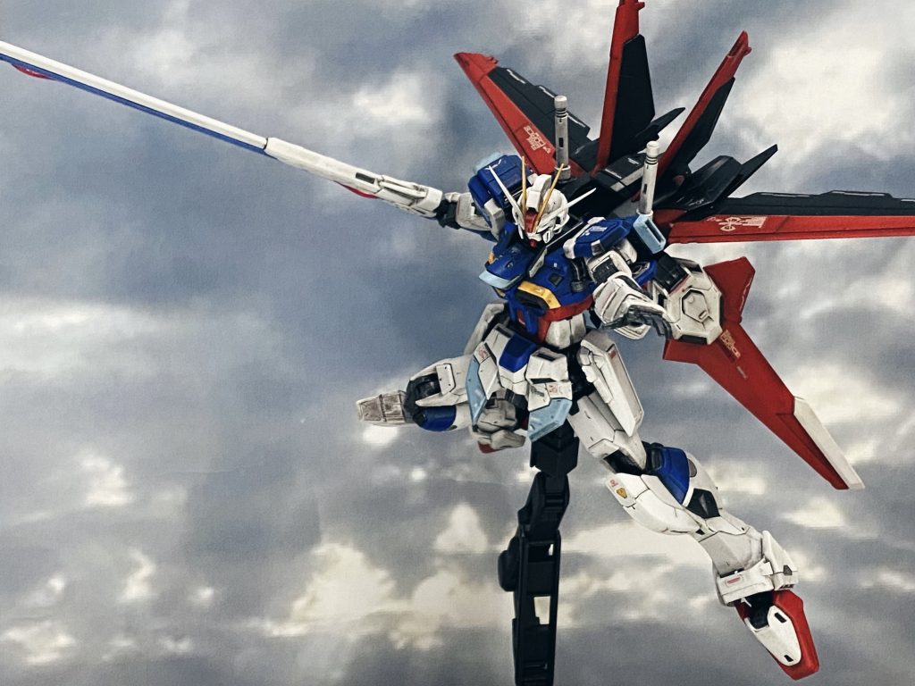 「メイリン、ソードシルエット!」射出されたソードシルエットのフラッシュエッジビームブーメランで、フリーダムの体制を崩してから、エクスカリバーを構えるフォースインパルス!!※このエクスカリバーはRGソードインパルスのものを使用しております。