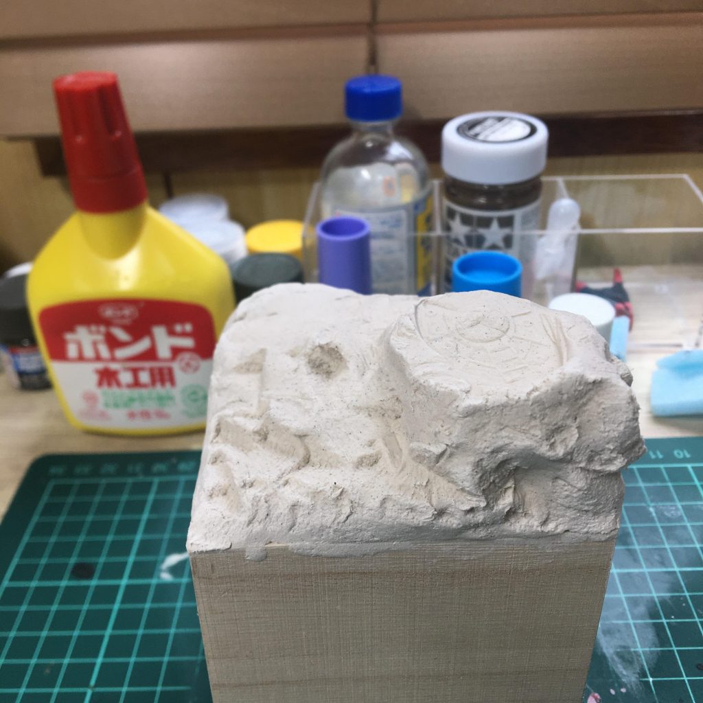 紙粘土で土台を作りました