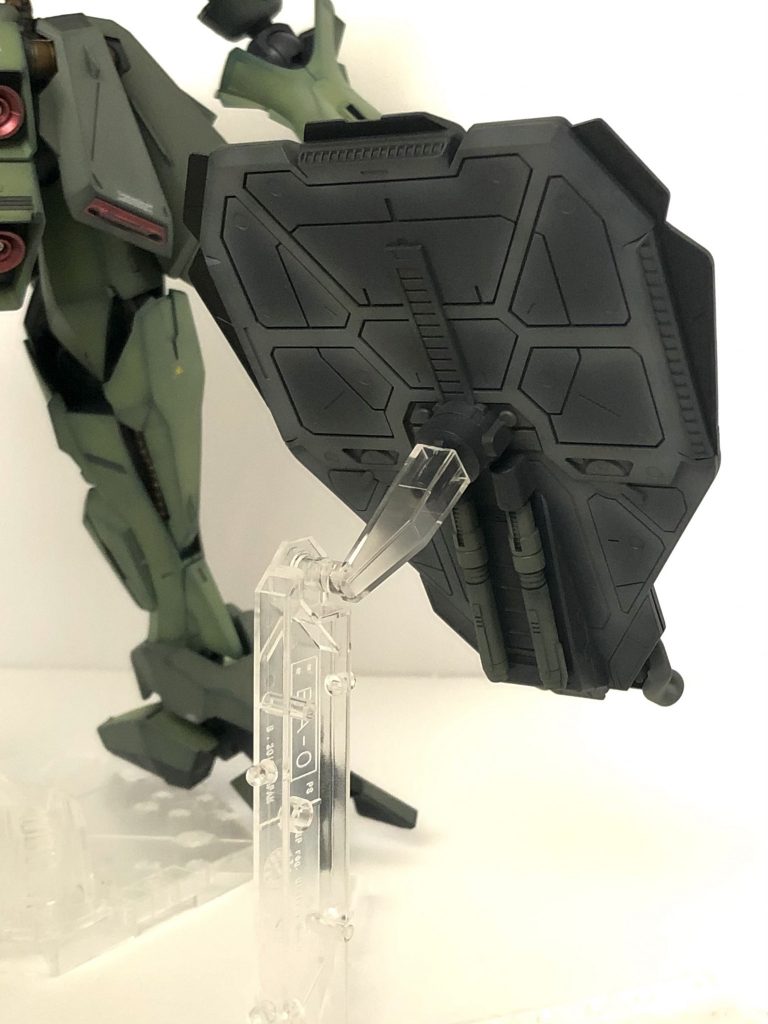 シールド。腕に装備すると本体が傾くので、別に専用スタンドを用意しました。