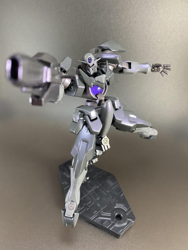 GNビームライフルは先端を切り落とした後に開口し、こちらもモールドやエッジを落としています。グリップは設定通りに、パテで手首と一体化させています。