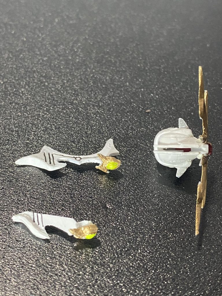 可動式にしたかったんですが、リューターの丸鋸を使って隙間を作り、プラ板で再現