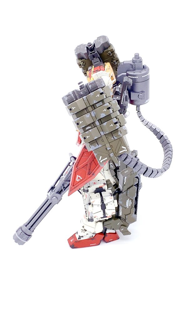 ヘビーアームズなので新品ピカピカより汚れてる方がそれっぽいかなと思ってスポンジで塗料をぺたぺたしたんですけど、思ったような細かい表現ができなくてとても悔しいです。