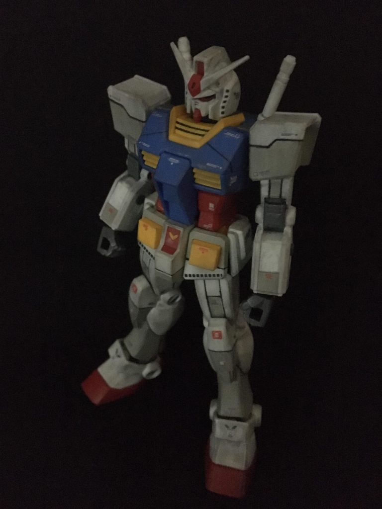 白い機体は黒背景が似合いますね。