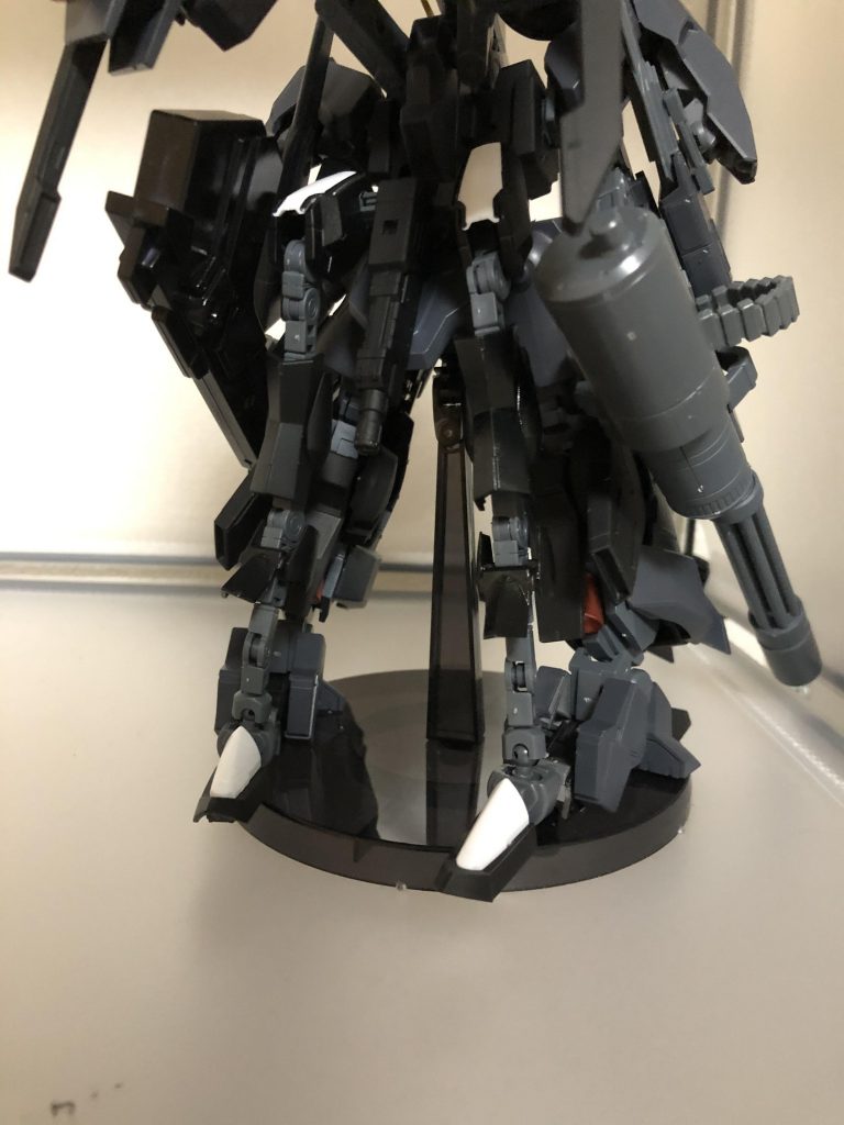 サポートレッグには最低限の装甲しか無い。