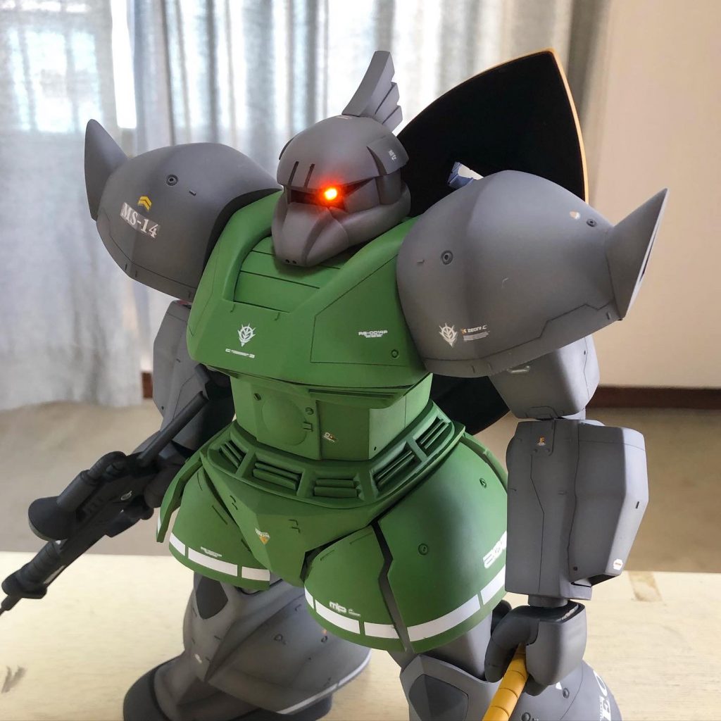 モノアイは3mm砲弾LEDを仕込んでいます。ちなみにボタン電池も頭部に格納されています。