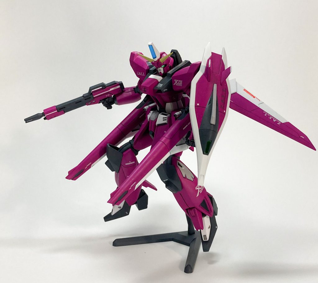 砲撃シーン:アムフォルタスプラズマ収束ビーム砲を構えてポージング。