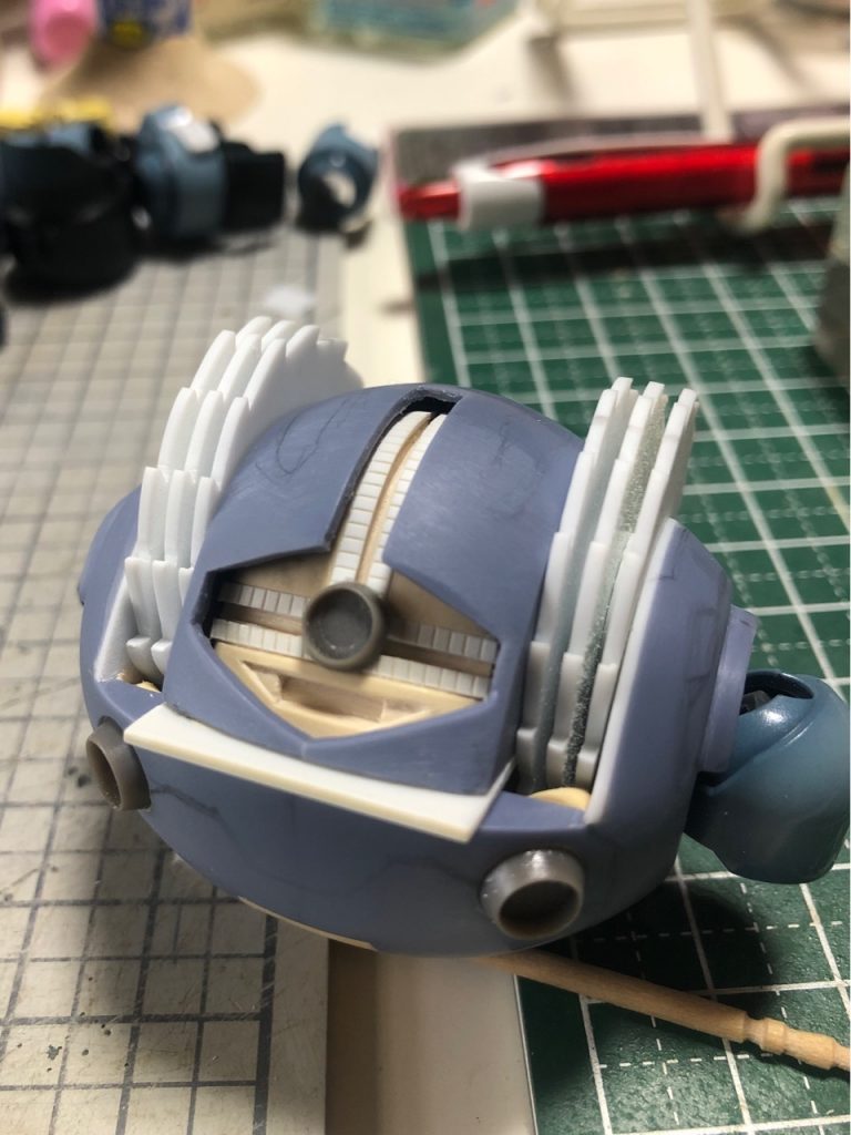 肩口のカッターもプラ板で作り直し。上半身にステンレス板、腰パーツにマグネットを2個仕込んで接続。自由に動かせます。