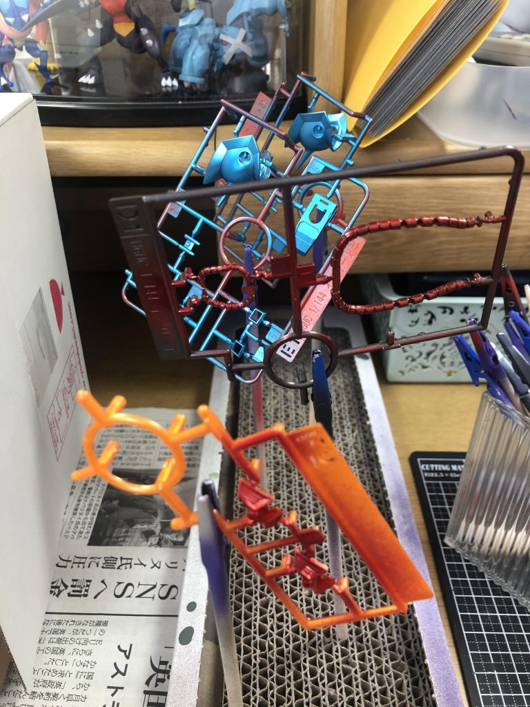 ランナー塗装の様子。ランナーと接してる部分は切り取ると元の色が残ってるのでそこはマーカーで塗ることで目立たなくなります。