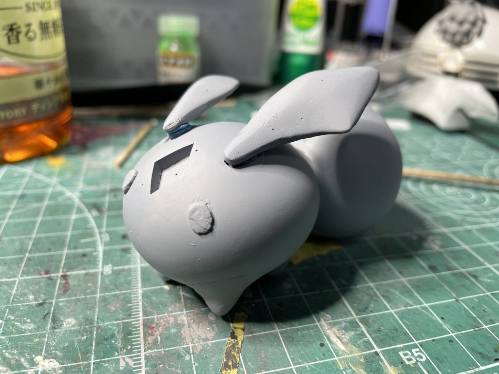 捨てサフ状態。ここから果てしなく続いた穴埋め地獄。パテでスクラッチされているモデラーさんの偉大さを実感しました…。