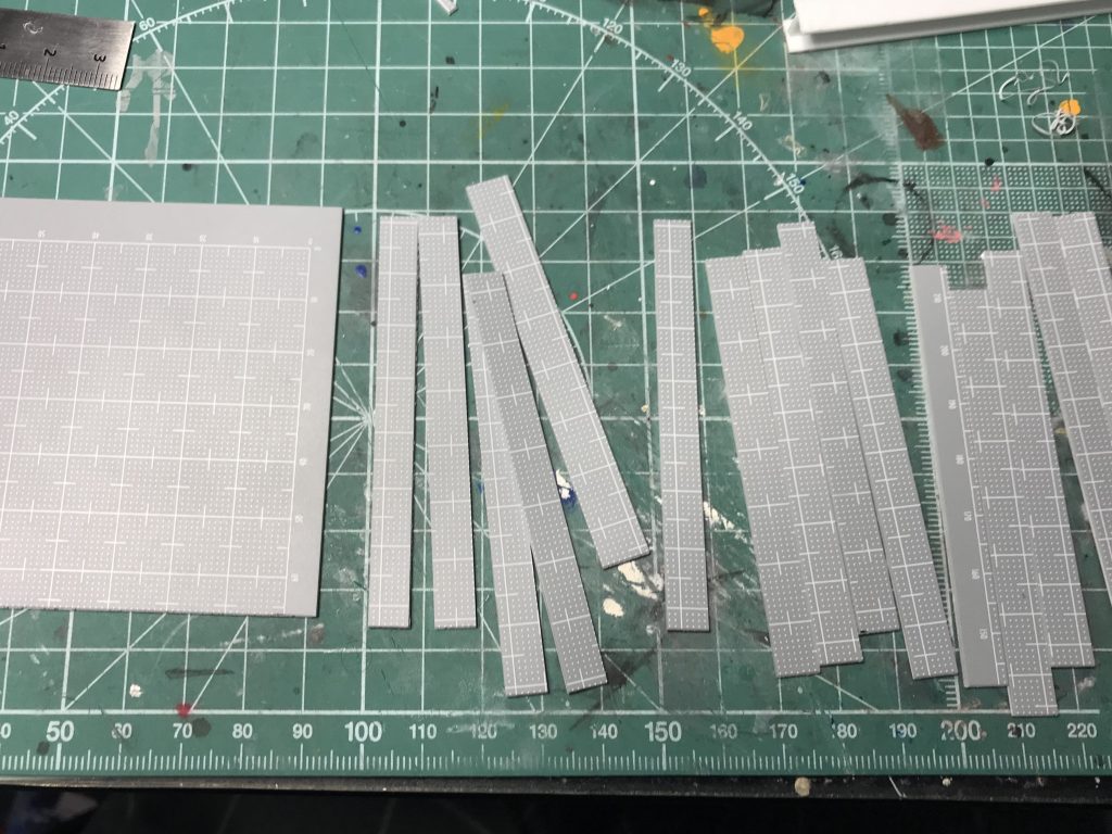 マスドライバーの制作過程です。プラ板をひたすら切る作業でした。ゴッドハンドのアルティメットカッターをフル活用。