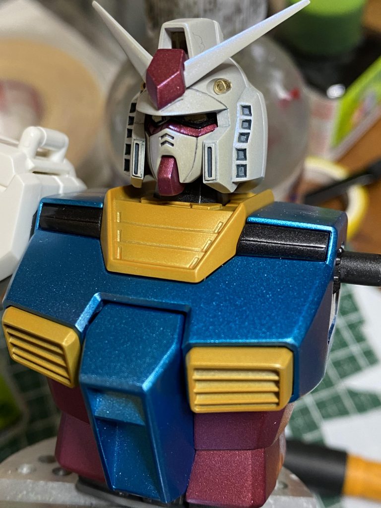 最近気に入っているガイアノーツのサーフェイサーEVOのシルバーから同じくガイアノーツのバーチャロンカラーのウォームホワイトで塗装すると非常にメカニカルなホワイトが表現出来るのでお気に入りです。