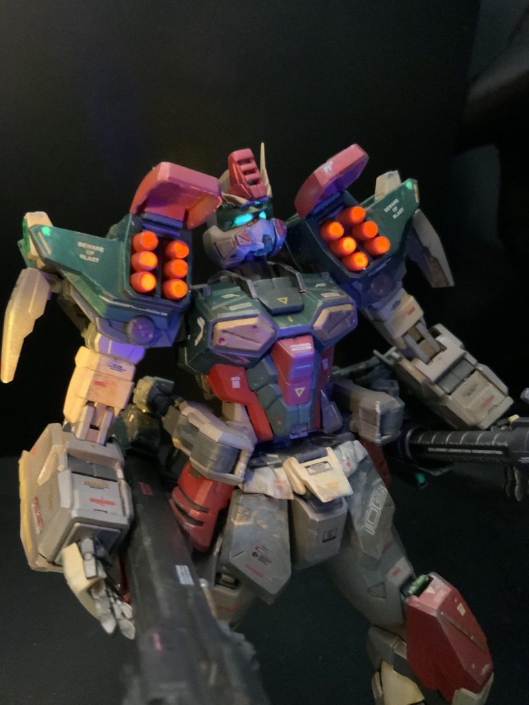 肩のミサイル群は色々検討した結果、目立つ様に蛍光塗料使用です。