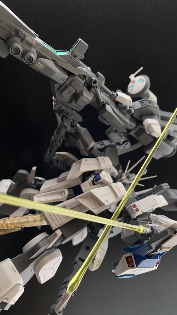 回避行動を取る敵機は、知らず知らずのうちにランチャーの照射ポイントに誘導される。敵機を捉えてから撃つのでは無く、照射された先に敵機が飛び込む形になる。また、僚機の隙を縫って本機に迫る敵機は、散布された機雷のスモークから時間差の爆発により足止めされ、そこに本機のミサイル群が雨あられ、さらに、後ろから僚機に追撃される。