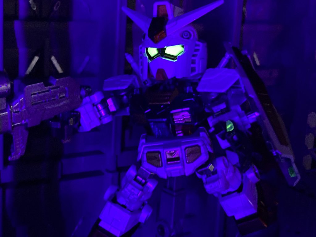 目は蛍光なので光る