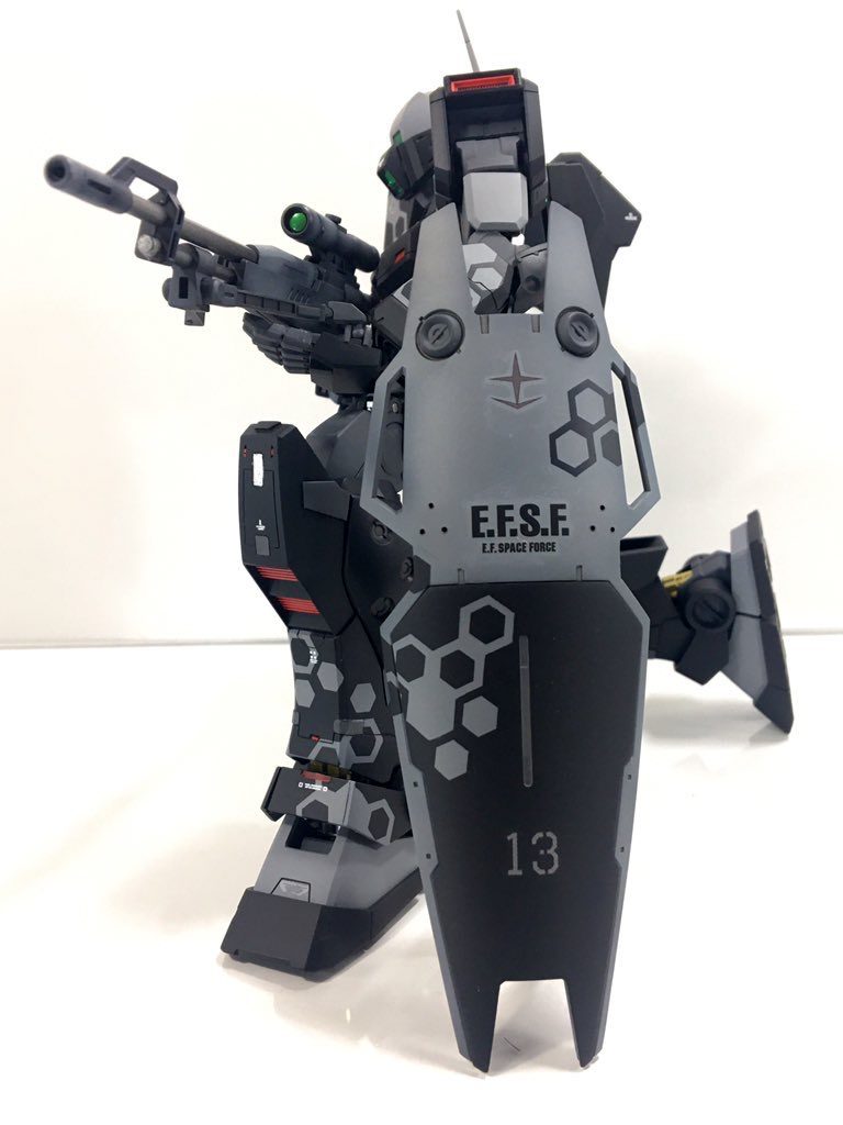 射撃姿勢をとった際に迷彩柄が上手く並ぶ様に配置しました。