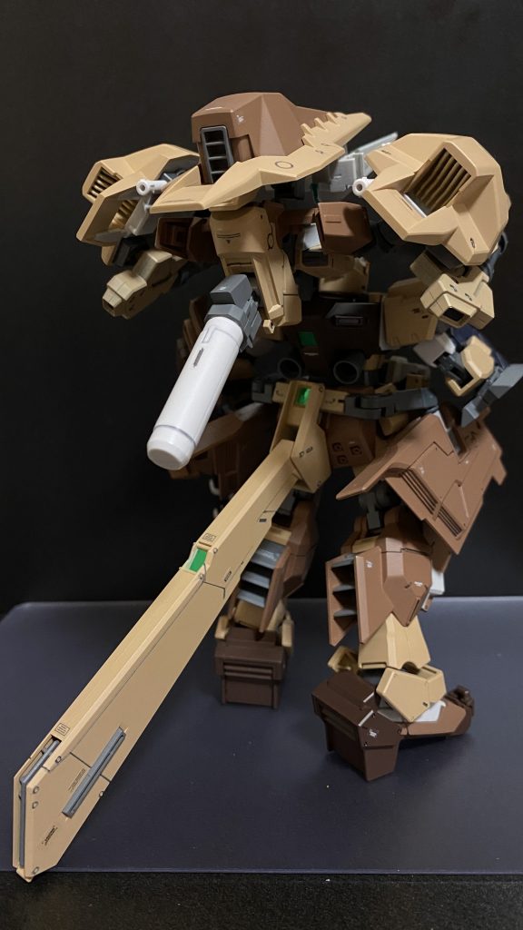 名前の由来となった巨大なシュツルムブースターが目を惹く背部。