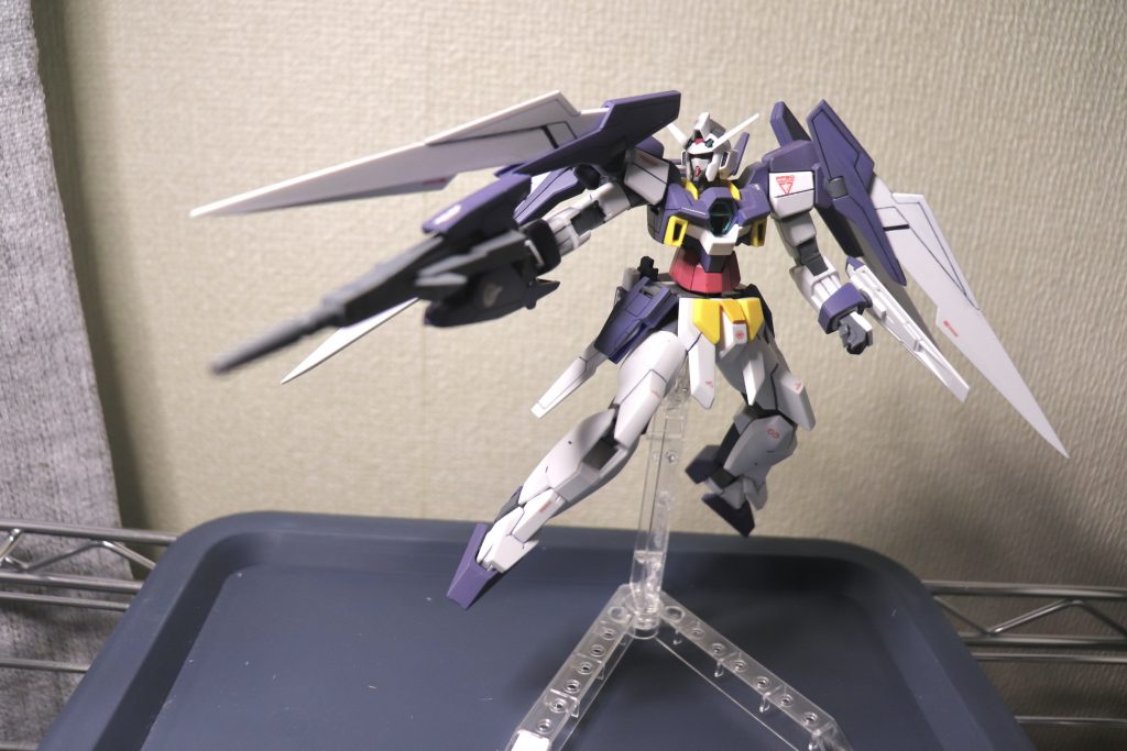 ガンプラ制作において一番難しいのって、ポージングなのでは？かっこよくポージングできるように勉強だな。AGE2を作りたいけどカラーリングどうしようなどの参考になればと思います。面白みもなにもありませんでしたが、これから成長していきます笑