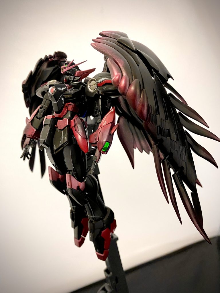 ウィングは、羽根先に向けて赤をのせてます。