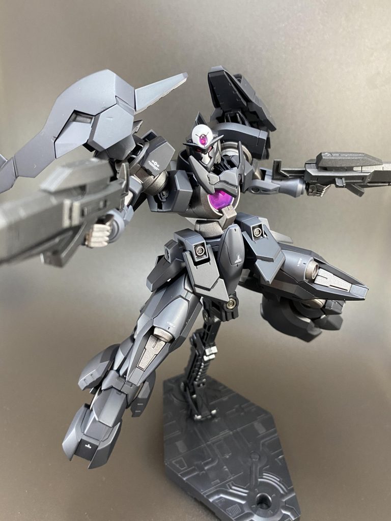 膝上はストライカージンクスで、膝下はオーガ刃-Xの物を使って高機動型っぽくしました。肩周りは元のジョイントも使ってボールジョイントの関節を移植した為、かなり動くようになっています。基本武装は他のジンクスⅣと変わらず、主にショートバレルのGNビームライフルを2丁持ちで使用します。