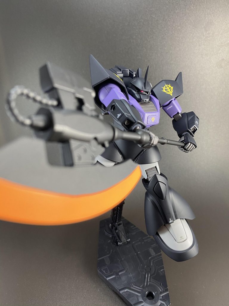 元の手首パーツでは軸が若干合わなかった為、ジャンクのザク系から拝借して保持力も上げた物を使っています。