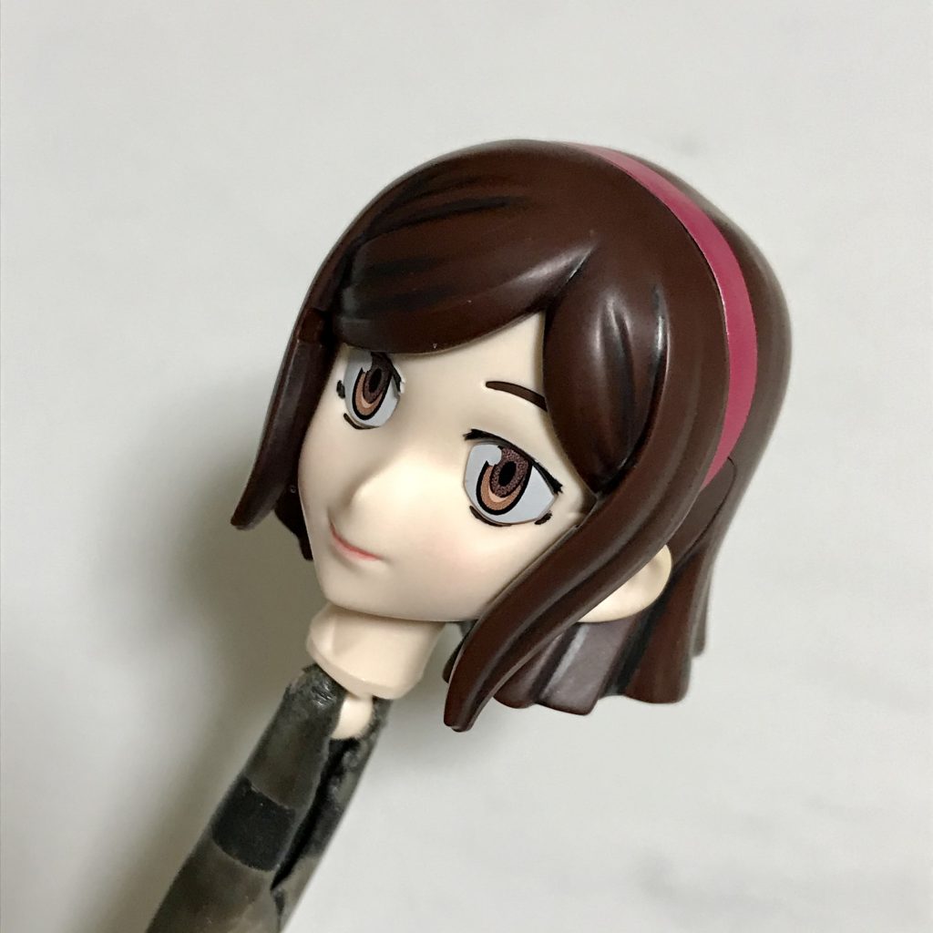 いつのまにか眼のクリア部品が外れて紛失しました…。仕方ないのでクリア部品を使わない仕様にすると(眼が出っ張るほうの部品を使うと)、出目すぎる気がします。