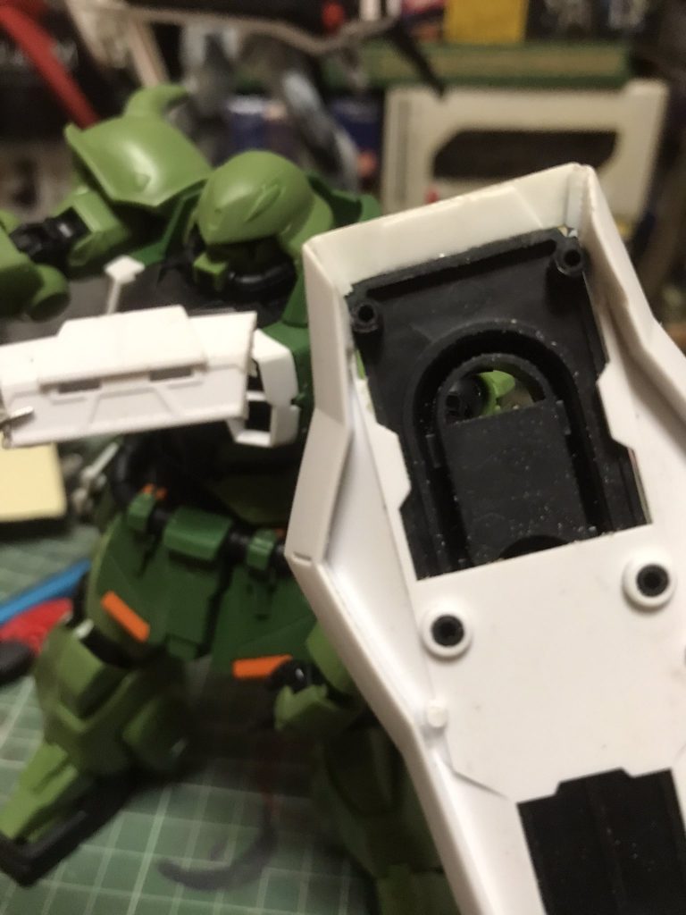 上の部分を切り落としてプラ板で作り直してあります。