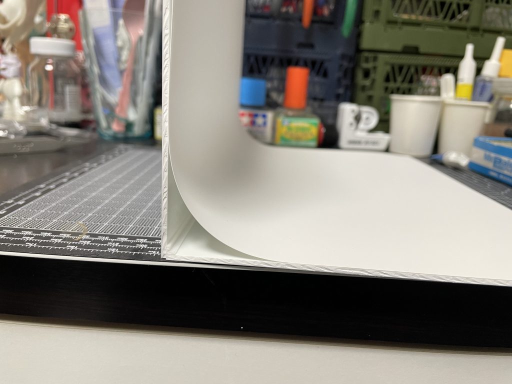 トップの背景。プラ板(B4)を2枚に切ってL字棒を補強にして接着。表にプラペーパー貼っただけのもの。幅はプラ板の短い辺。プラペーパーも同じサイズなので曲面作って上部の余ったとこ切るだけの非常に簡単な作り。