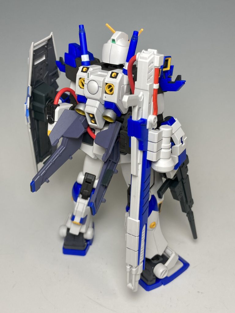 リアビューです。メガ・ビーム・ランチャーが特徴的です。チューブが左腰まで伸びています。バックパックの塗り分けが鬼でした(汗)