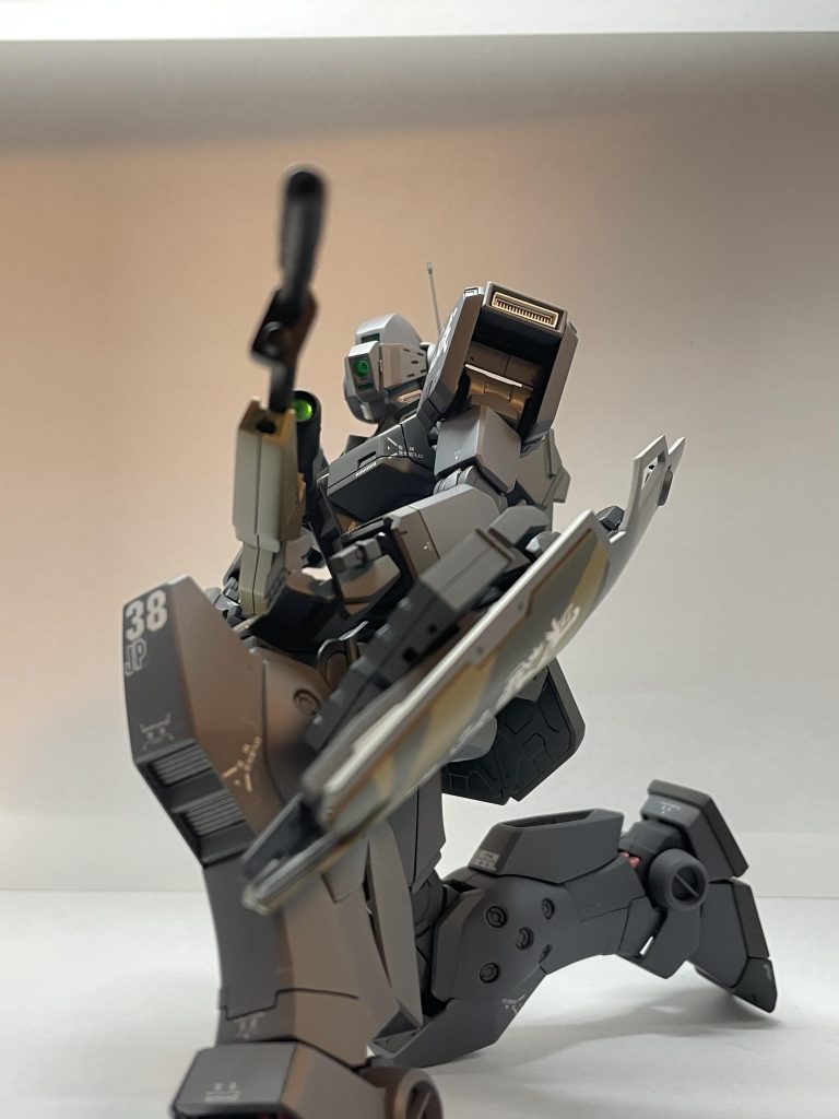 狙撃態勢。稼働範囲は広めに取られていますが、塗膜を持っていきそうで動かすのが怖いですね…