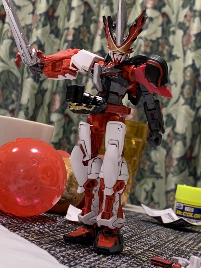 元キットはアストレイレッドフレームでしたが足などがパカパカしやすく遊びづらく