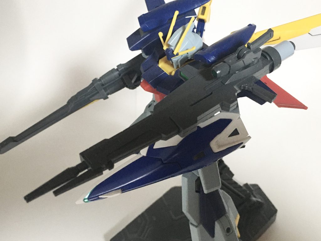 ビームスナイパーライフル。射程距離の長い精密射撃が特長のビームライフル。普段はMSの左肩に収納されているが、有事の際には手に持って使用できる。